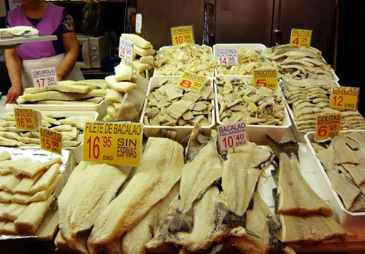 Pescado seco albacalejo en un puesto. Variedad de cortes y precios, como lomo, filete y trocitos.