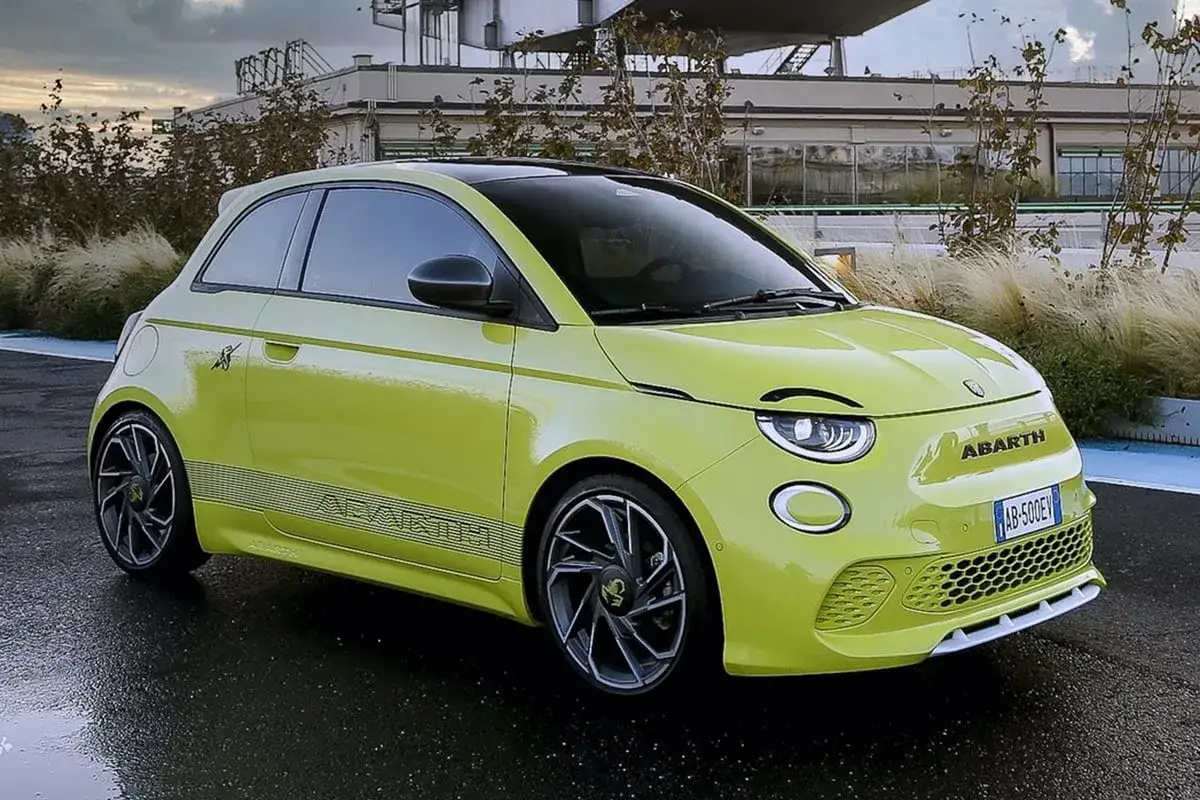 El Abarth EV, un deportivo el&eacute;ctrico amarillo brillante, se luce con su dise&ntilde;o agresivo y llantas deportivas.