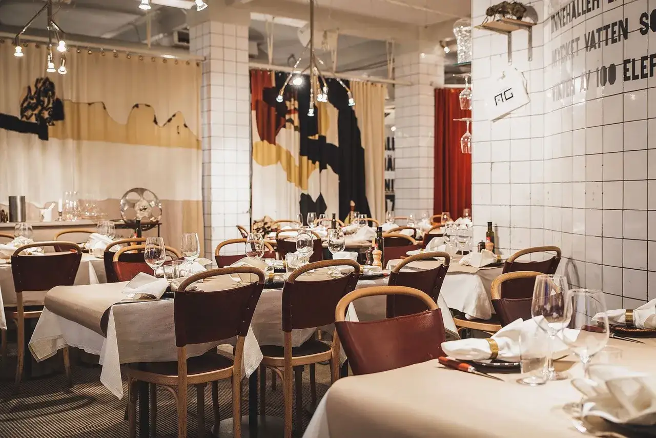 Vackert dukade bord på en restaurang i Sverige. En härlig atmosfär som inbjuder till en trevlig middag.