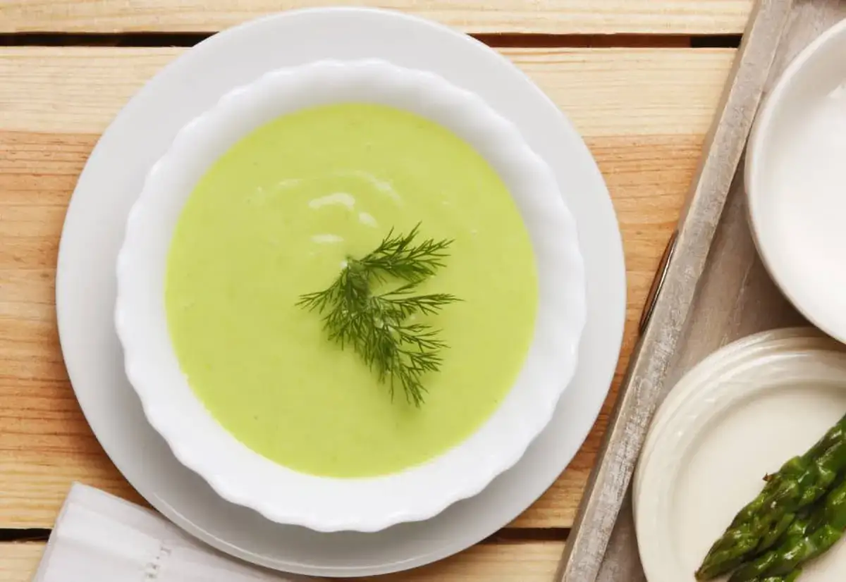 Sopa de lechuga cremosa plato