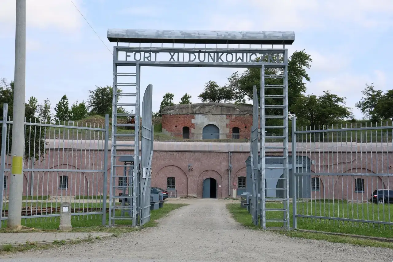 Fort XII Dunkowic. Warto odkryć te historyczne przemyśl i okolice atrakcje.