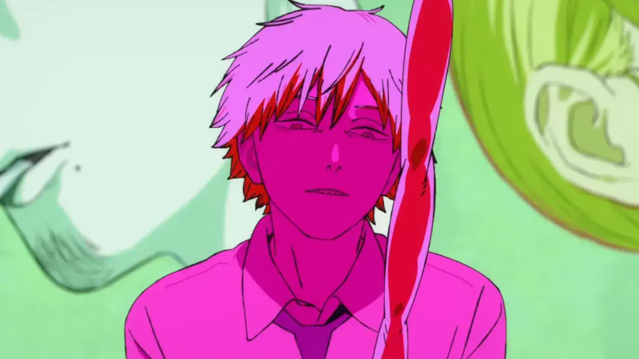 Ein Mann mit pinker Haut und roten Haaren, der eine Kettens&auml;ge h&auml;lt. Ein Hinweis auf Chainsaw Man Season 2.