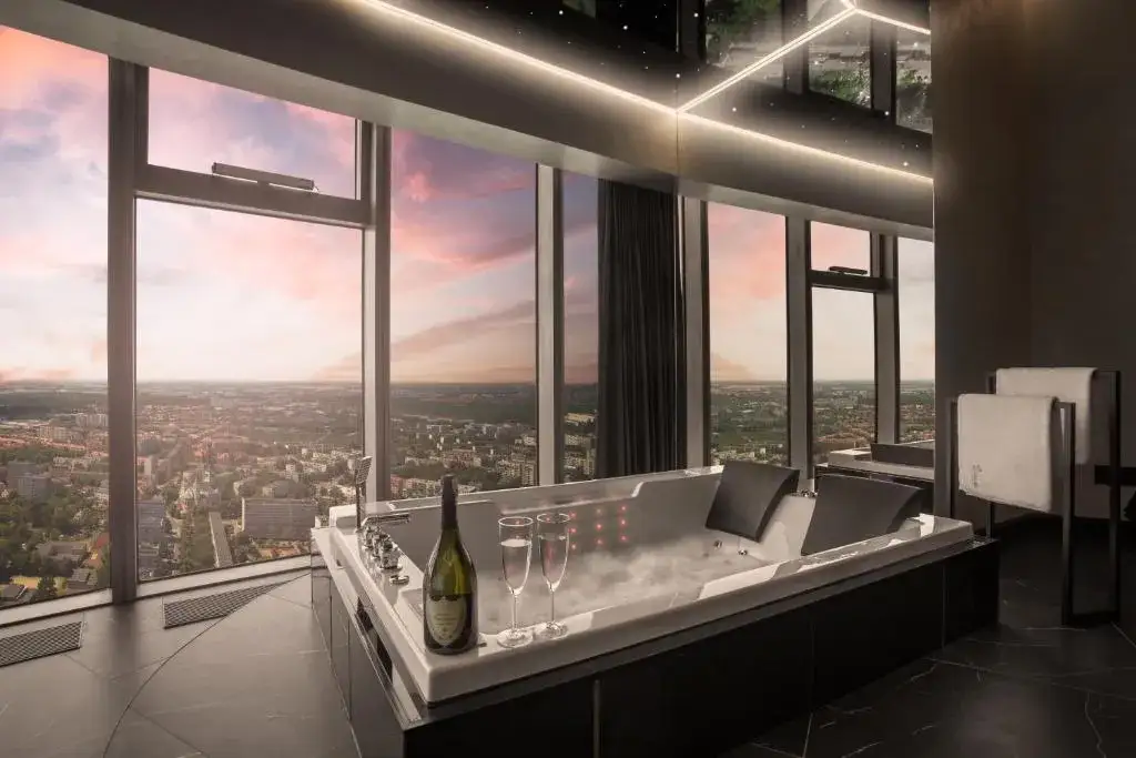 Luksusowy pok&oacute;j hotelowy we Wrocławiu z widokiem na miasto