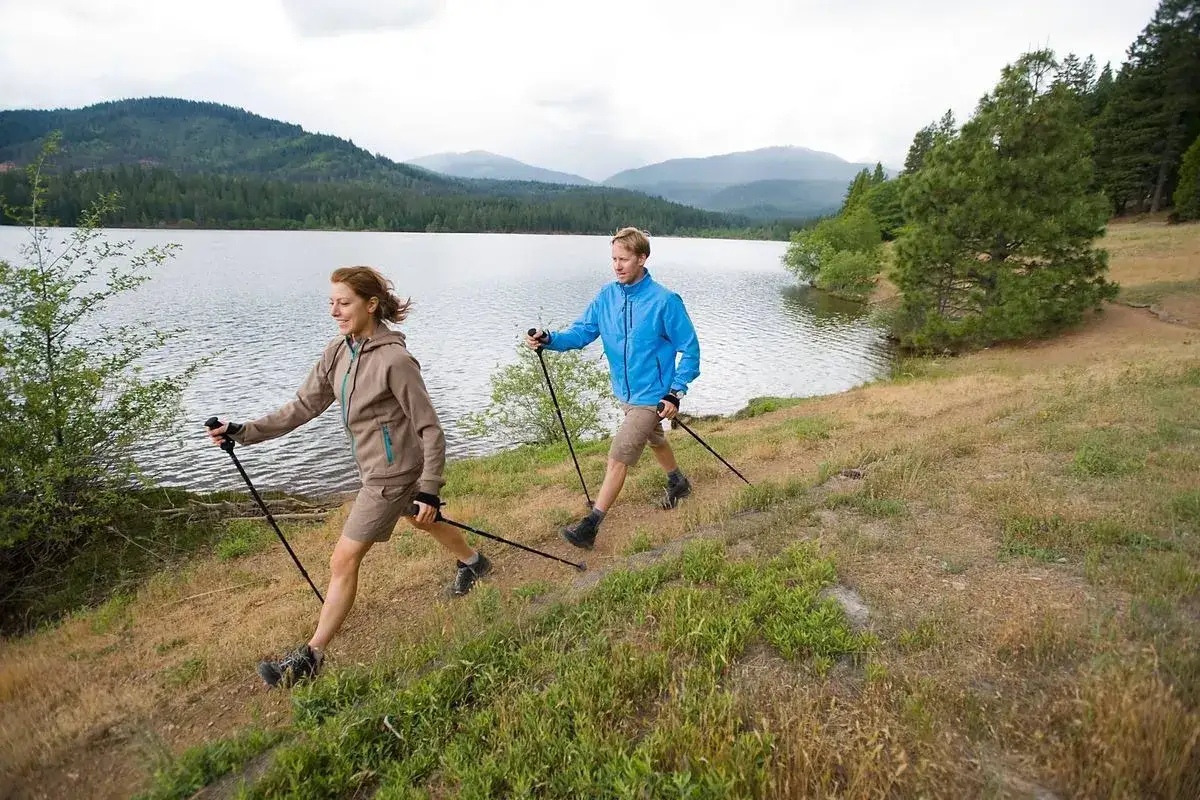 Para schudnąć, warto spróbować nordic walking. Spacerując nad jeziorem, aktywnie spędzamy czas.