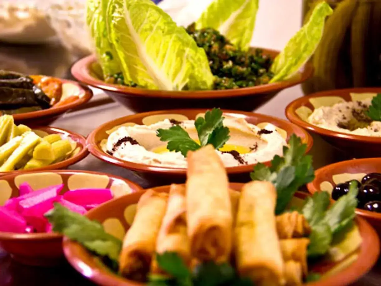 En härlig meze-buffé med hummus, friterade rullar, inlagda grönsaker och sallad. Perfekt för att dela med vänner.