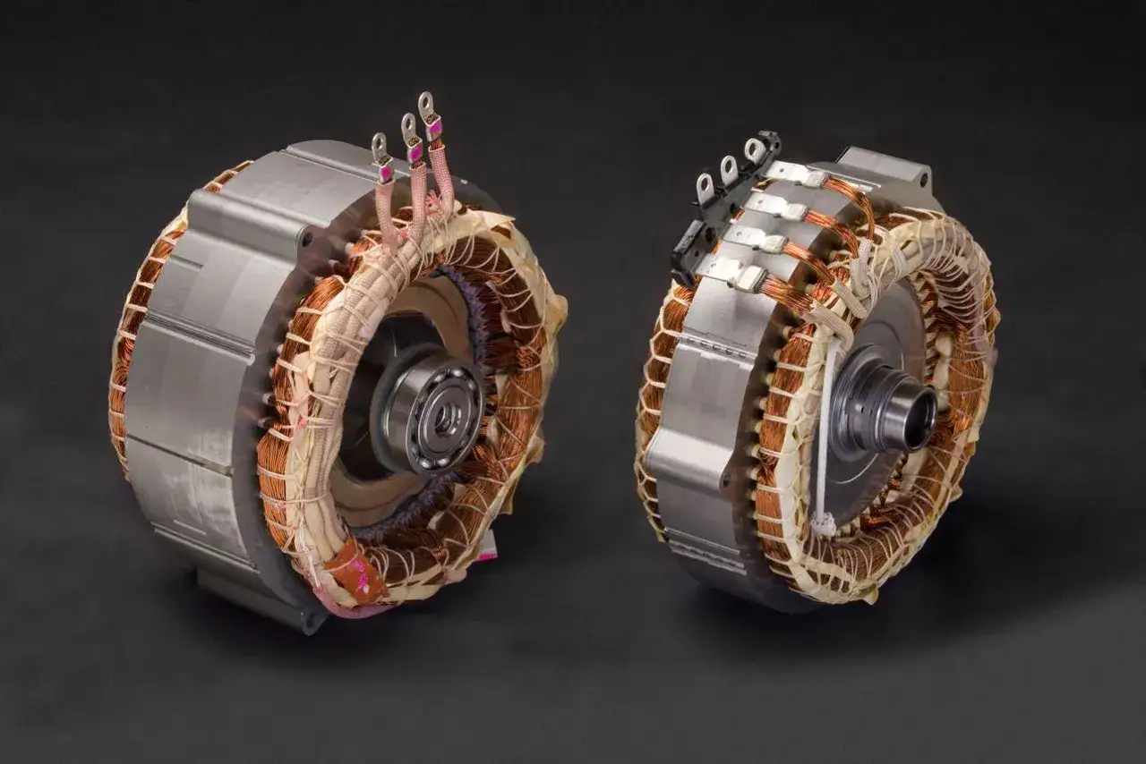 Dos motores eléctricos con bobinados de cobre expuestos, componentes clave para un vehículo hibrido no enchufable.