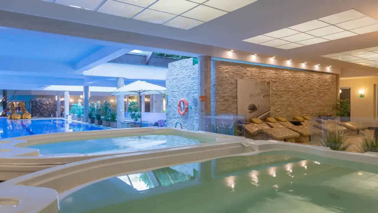 Relaks w Karpaczu: kryty basen z jacuzzi, leżakami i strefą relaksu. Idealne miejsce na odpoczynek.