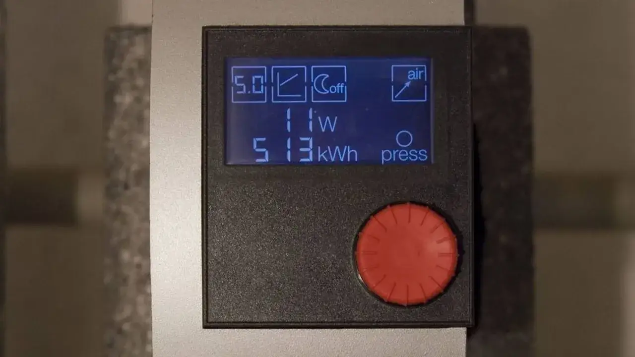 Display einer Gasheizung zeigt 11W Leistung und 513 kWh Verbrauch. Überwachung des Stromverbrauchs der Gasheizung ist wichtig.