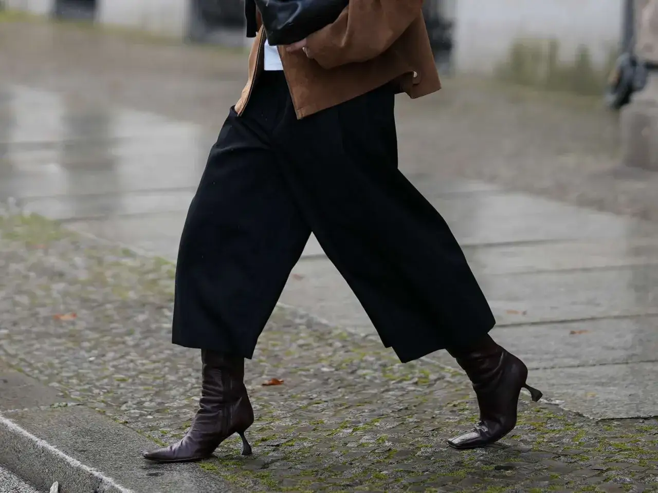 Botas oscuras con tacón curvo y punta cuadrada, perfectas como zapatos para pantalones anchos de vestir.