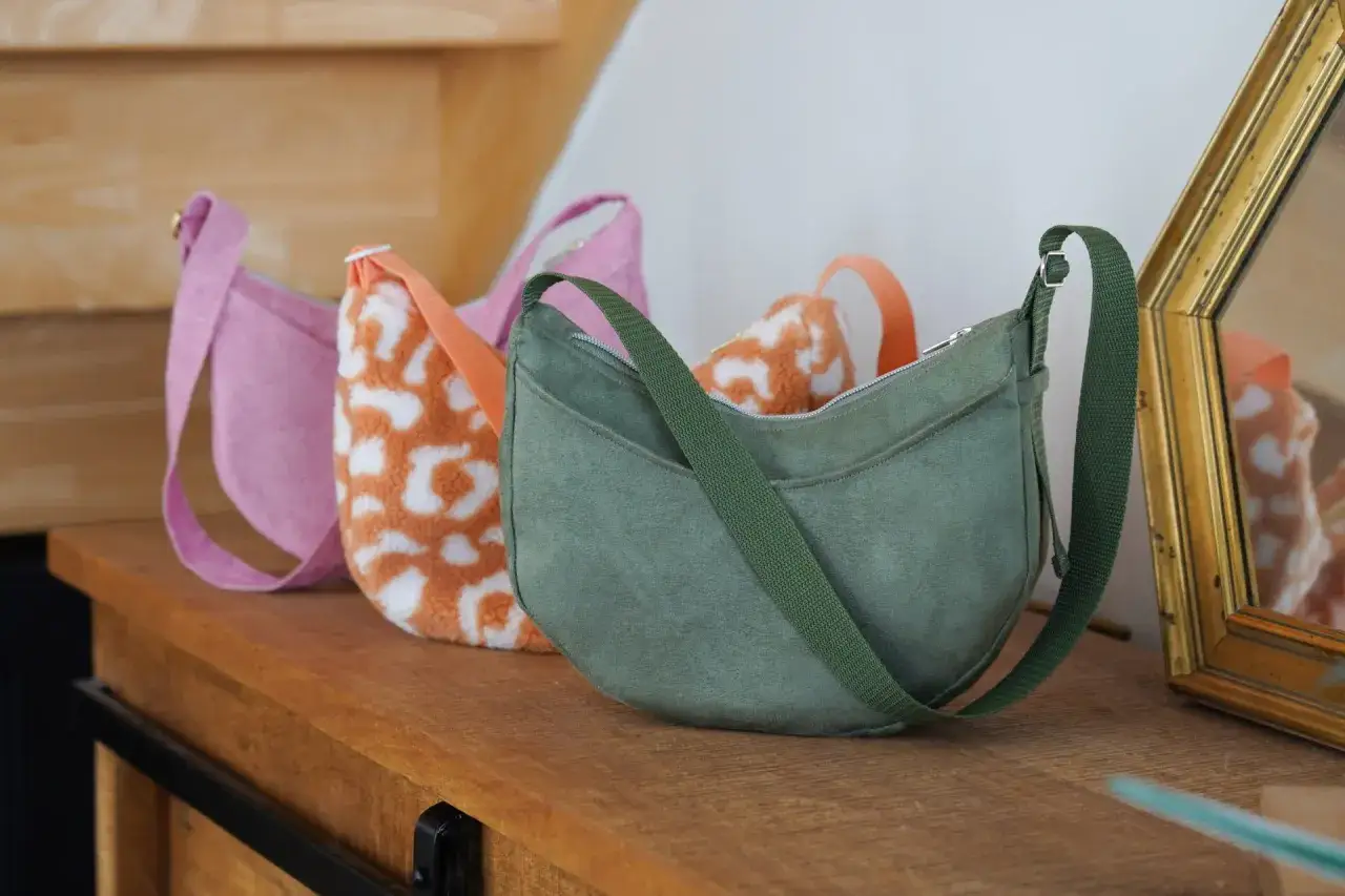 Trois sacs tendance : rose, motif léopard orange et vert. Un patron de sac gratuit à télécharger pour créer le vôtre !