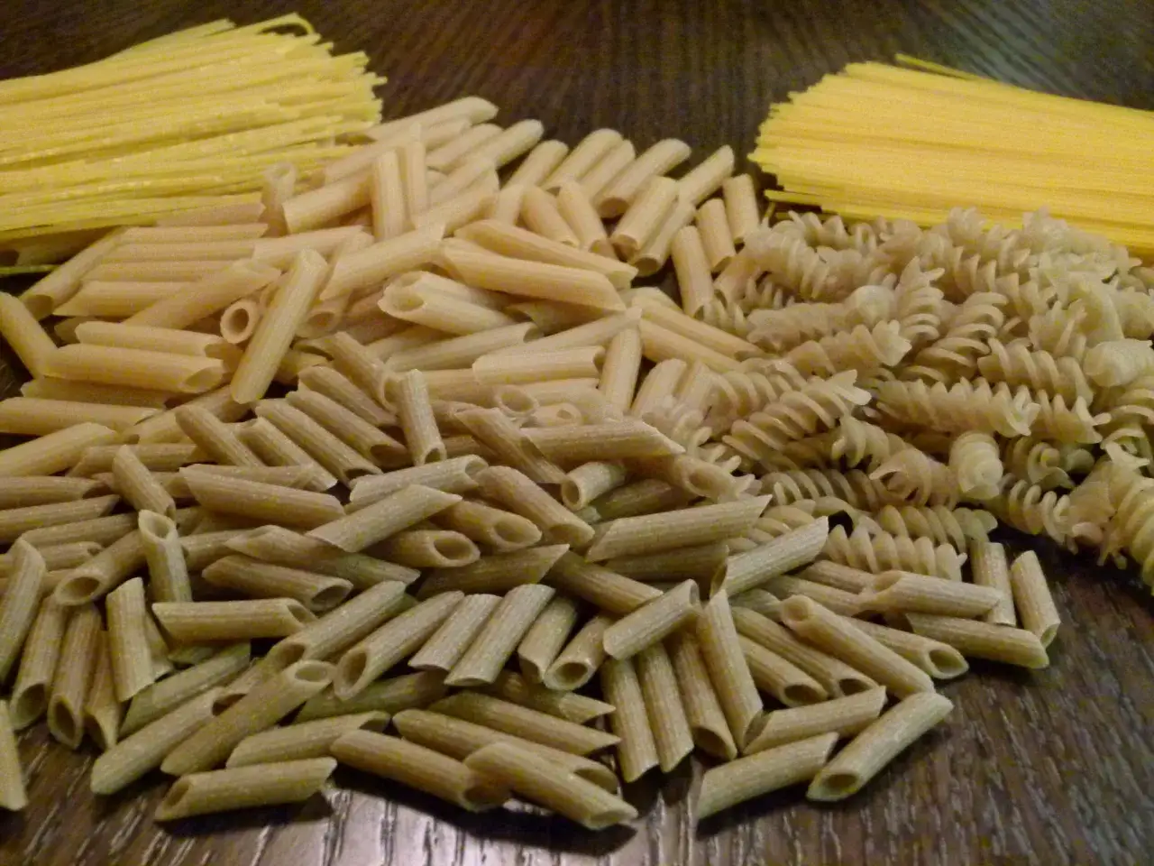 Różne rodzaje makaronu: spaghetti, penne i fusilli. Czy makaron jest lekkostrawny? To zależy od jego rodzaju i sposobu przygotowania.
