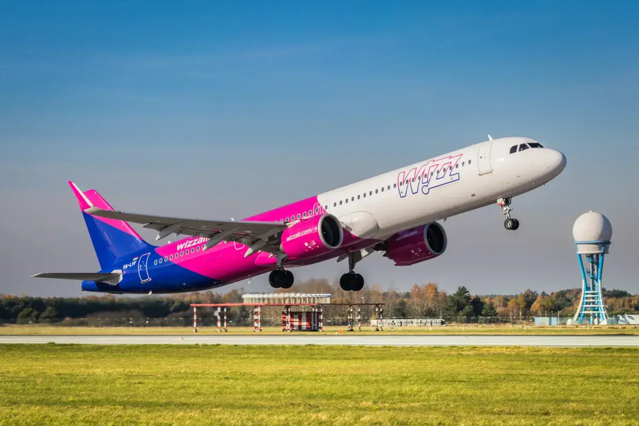 Samolot Wizz Air startuje z Katowic. Zastanawiasz się, ile trwa lot do Albanii?