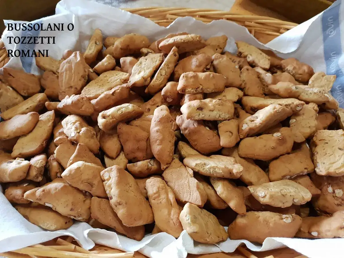 Un cesto pieno di ciambelline al vino, croccanti e dorate, perfette per inzuppare nel caff&egrave; o nel vino.