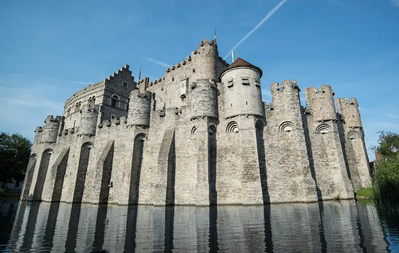 Die Gravensteen Burg in Gent, Belgien, ist ein beeindruckendes Beispiel mittelalterlicher Architektur. Ein Besuch hier zeigt, was man in Belgien machen kann: Geschichte erleben.