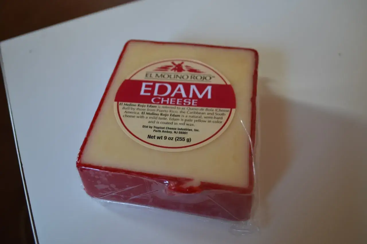 Un bloc de fromage Edam El Molino Rojo, enrobé de cire rouge, prêt à être dégusté.