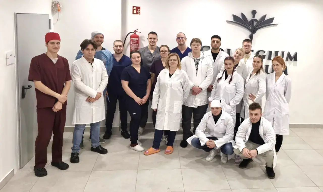 Studenci fizjoterapii na zajęciach z anatomii