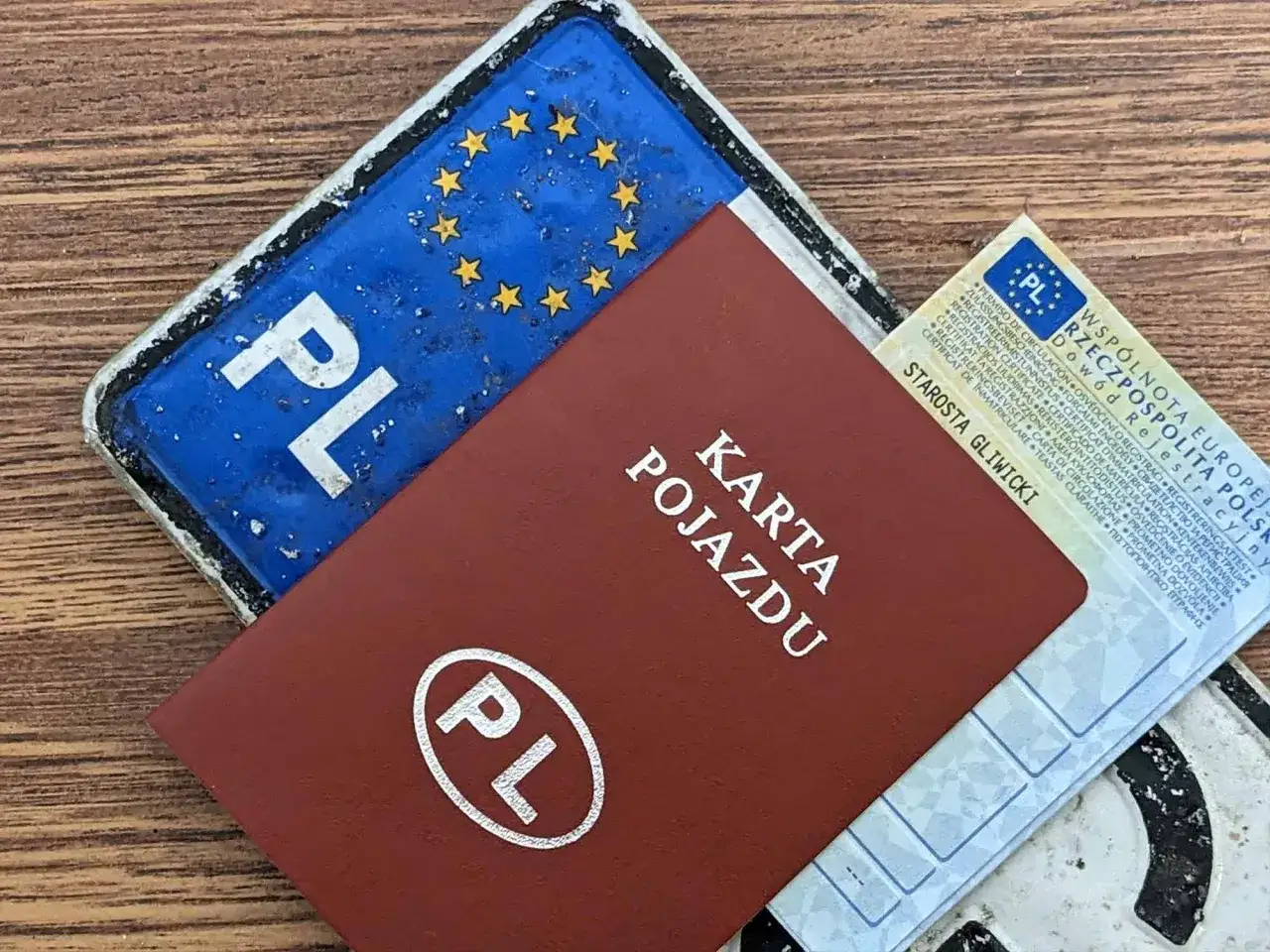 Karta pojazdu i dowód rejestracyjny, niezbędne dokumenty, gdy planujesz jak zezłomować auto.