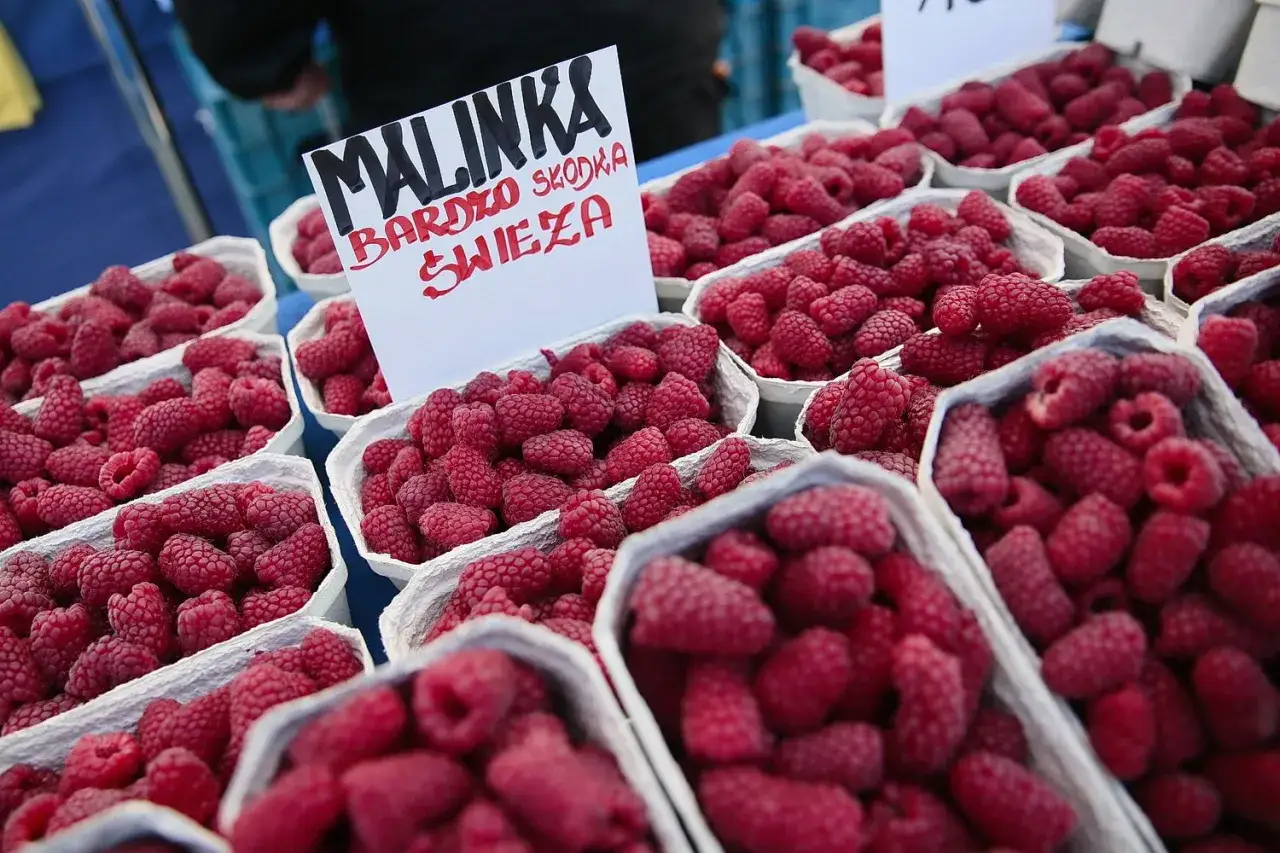 Targowisko świeże owoce maliny