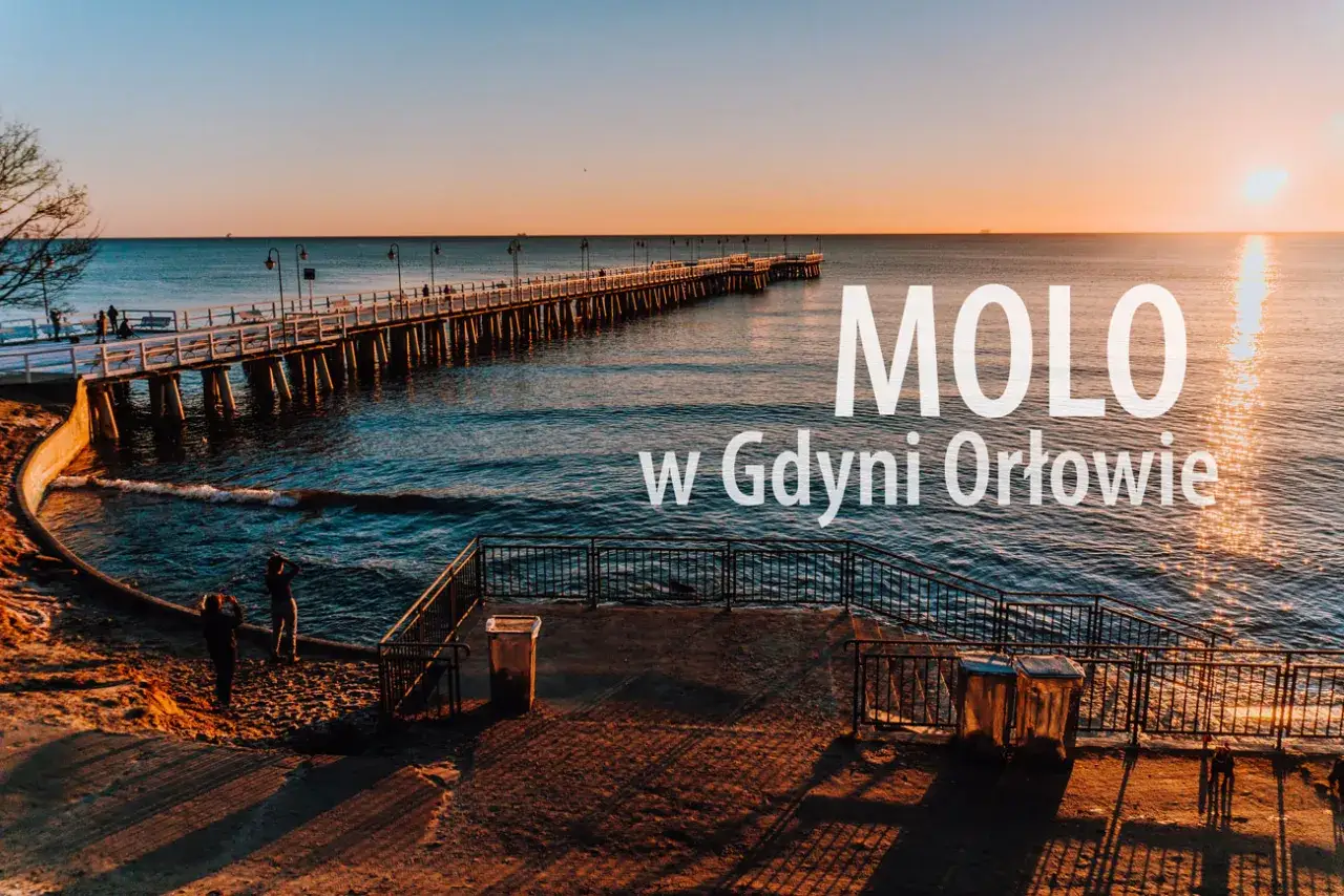 Zach&oacute;d słońca nad molo w Gdyni Orłowie. Idealne miejsce, by zobaczyć piękno Bałtyku.