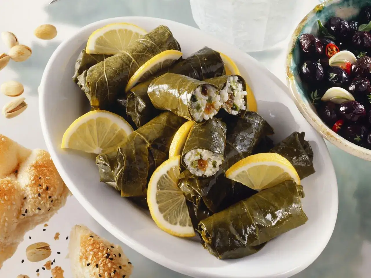 Gef&uuml;llte Weinbl&auml;tter mit Reis, Zitrone und Oliven &ndash; ein k&ouml;stliches Dolmades Rezept.
