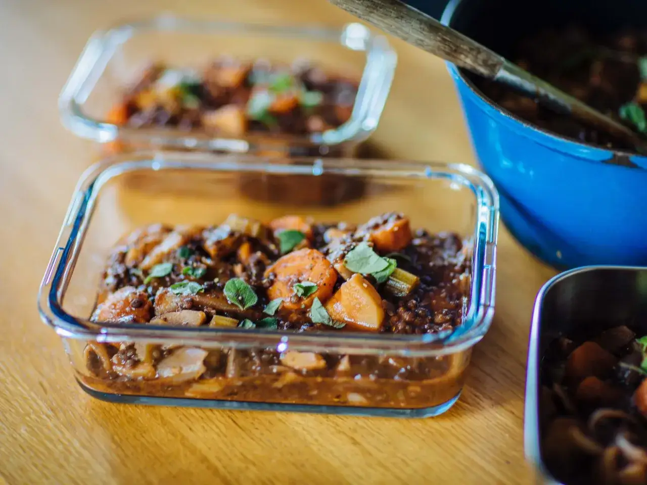 En l&auml;cker vegetarisk matl&aring;da med linser, mor&ouml;tter och &ouml;rter, redo att tas med.