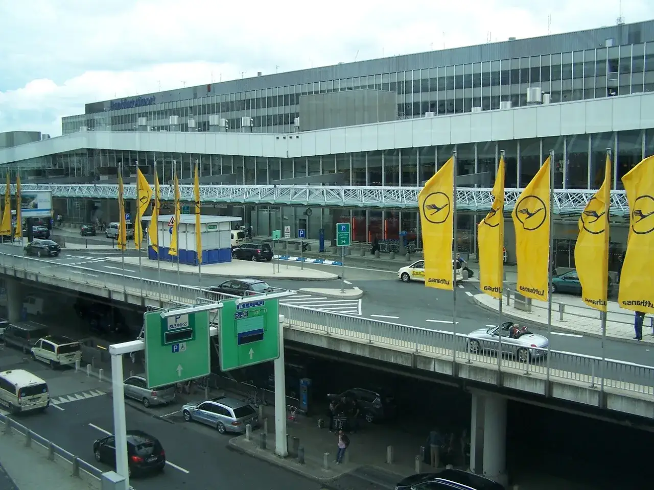 Frankfurt nad Odrą lotnisko, żółte flagi Lufthansy witają podróżnych.