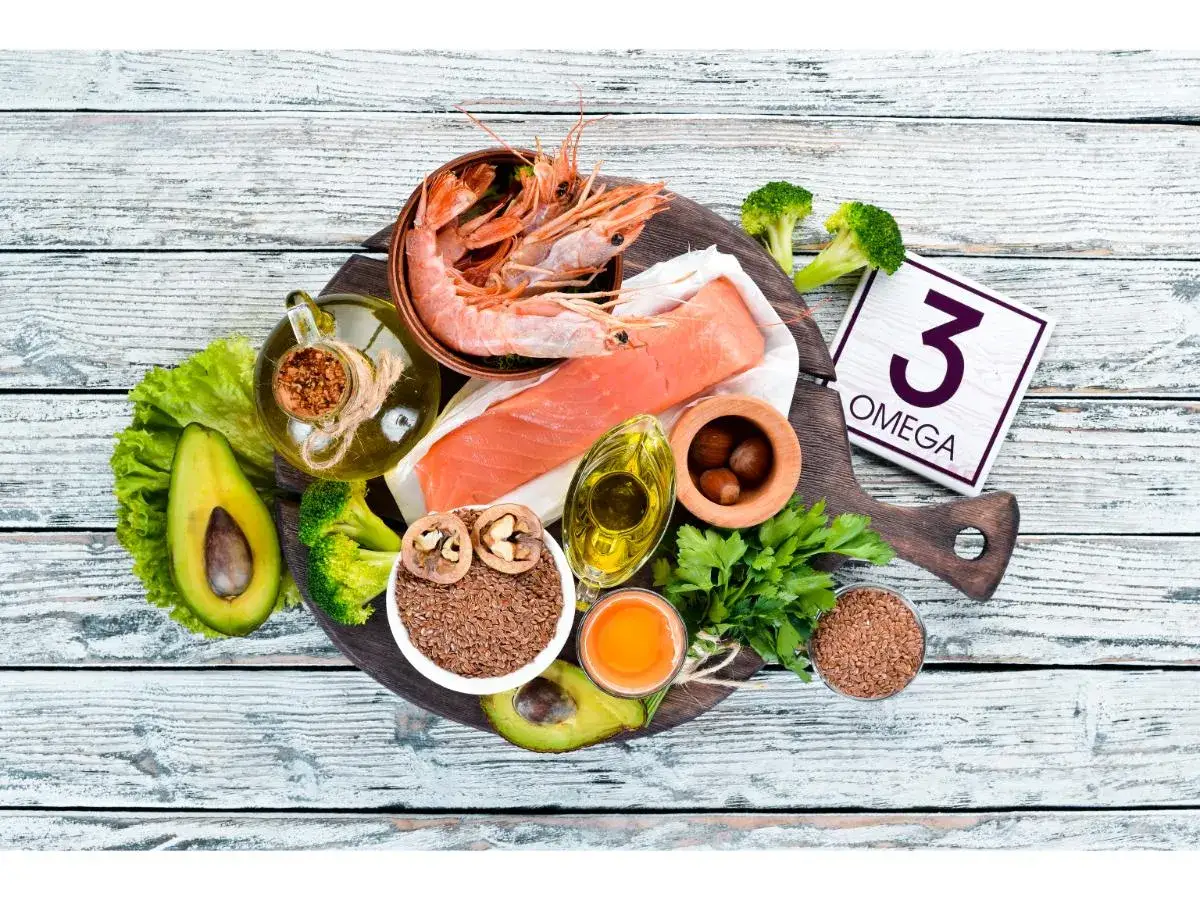 Zdrowe tłuszcze: łosoś, krewetki, awokado, orzechy, siemię lniane i oliwa z oliwek bogate w kwas omega 3.