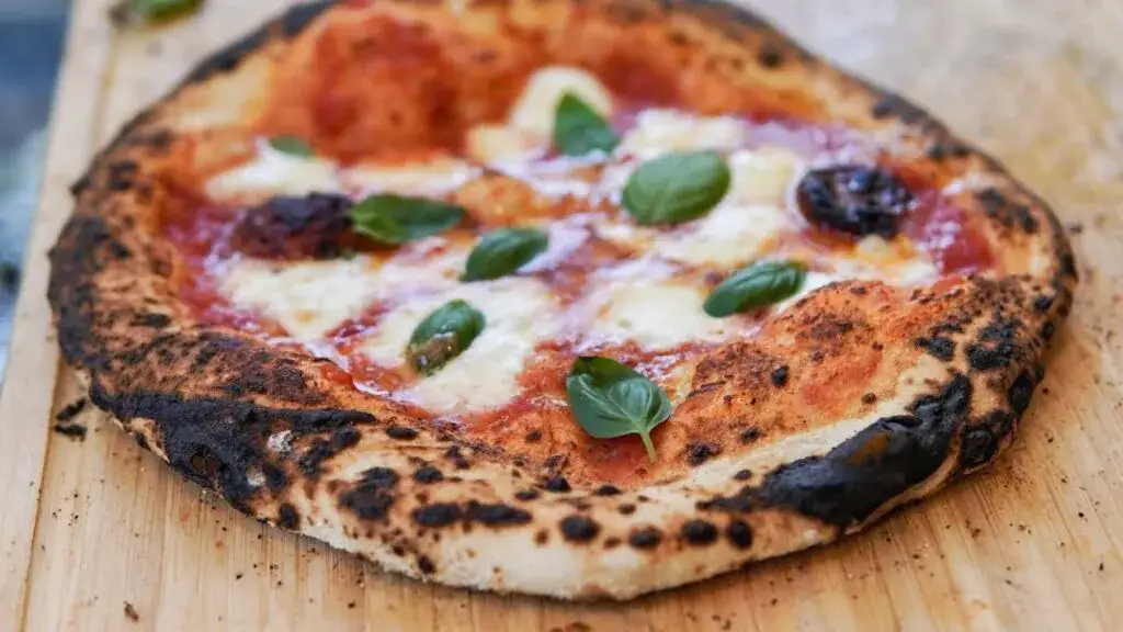 Pizza neapolitańska z wyrośniętymi brzegami