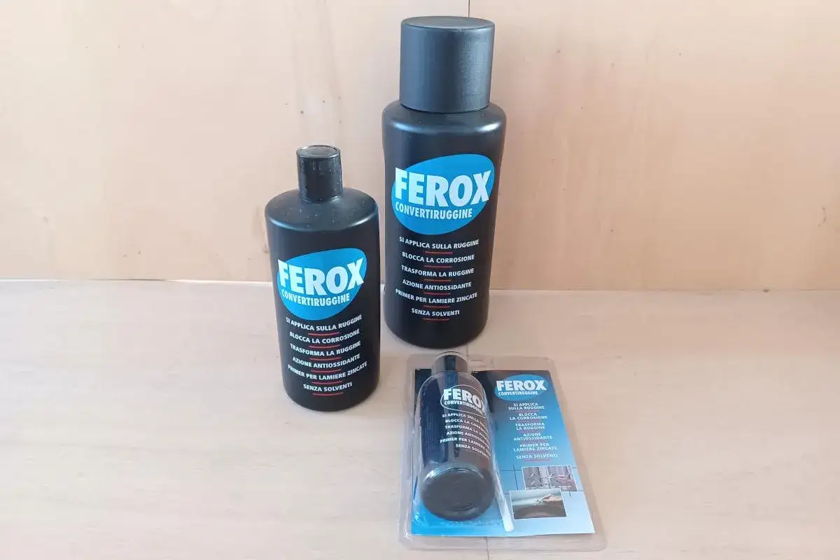Flaconi di Ferox convertruggine, prodotto che blocca la corrosione e trasforma la ruggine. Ecco come si usa per un'azione antiossidante.
