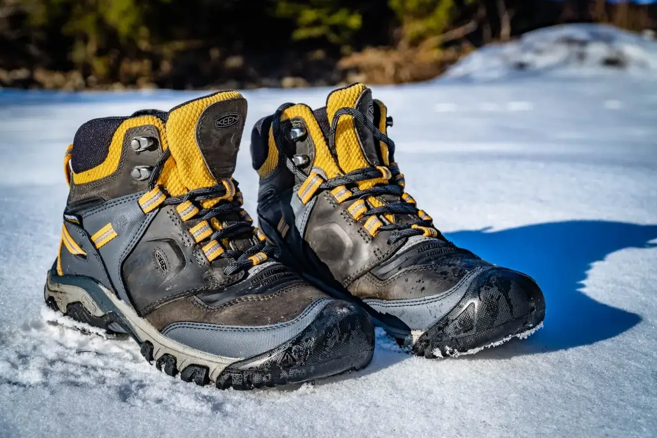 Solidne buty trekkingowe do czego służą? Do wędrówek po śniegu i górach, zapewniając ciepło i przyczepność.
