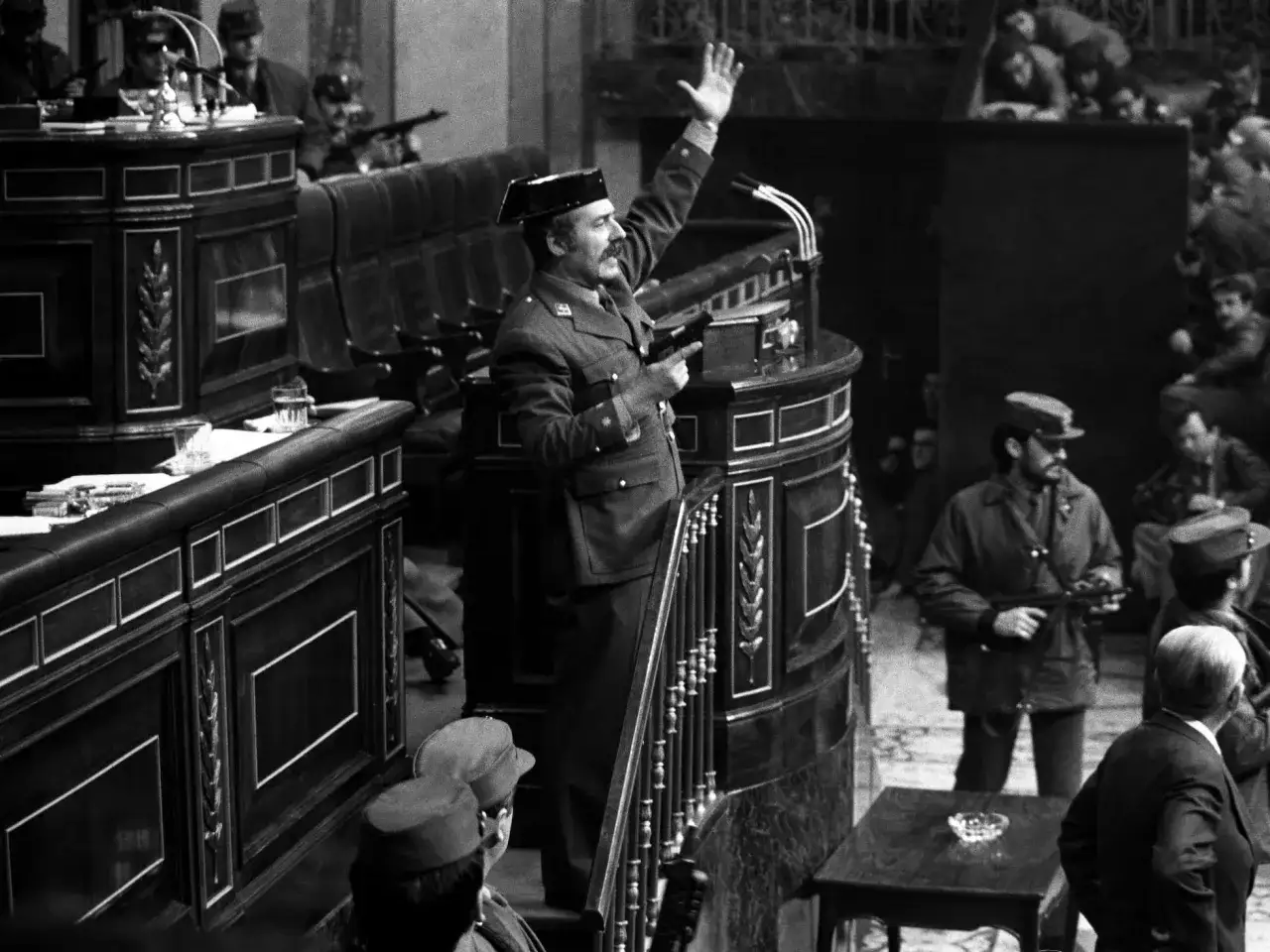 Un militar con pistola y gorra saluda en el Congreso durante el intento de golpe de estado de Tejero.
