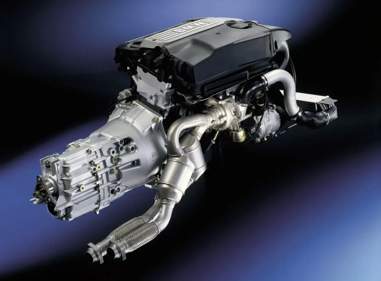 Silnik M57, serce wielu modeli BMW, z turbosprężarką i skrzynią biegów.