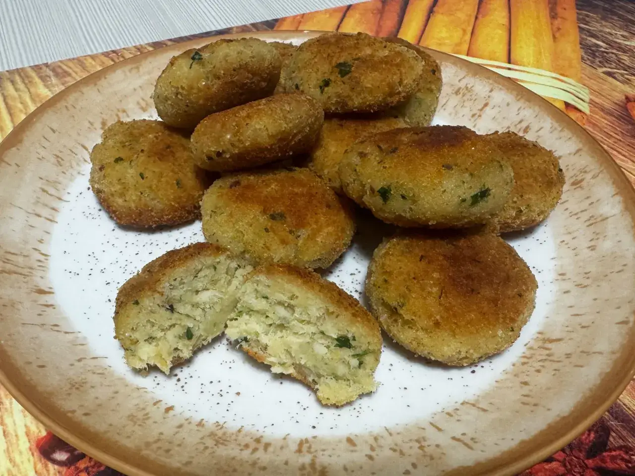 Piatto di polpette di melanzane calabresi dorate e croccanti, una una una una una una una una una una una una una una una una una una una una una una una una una una una una una una una una una una una una una una una una una una una una una una una un...