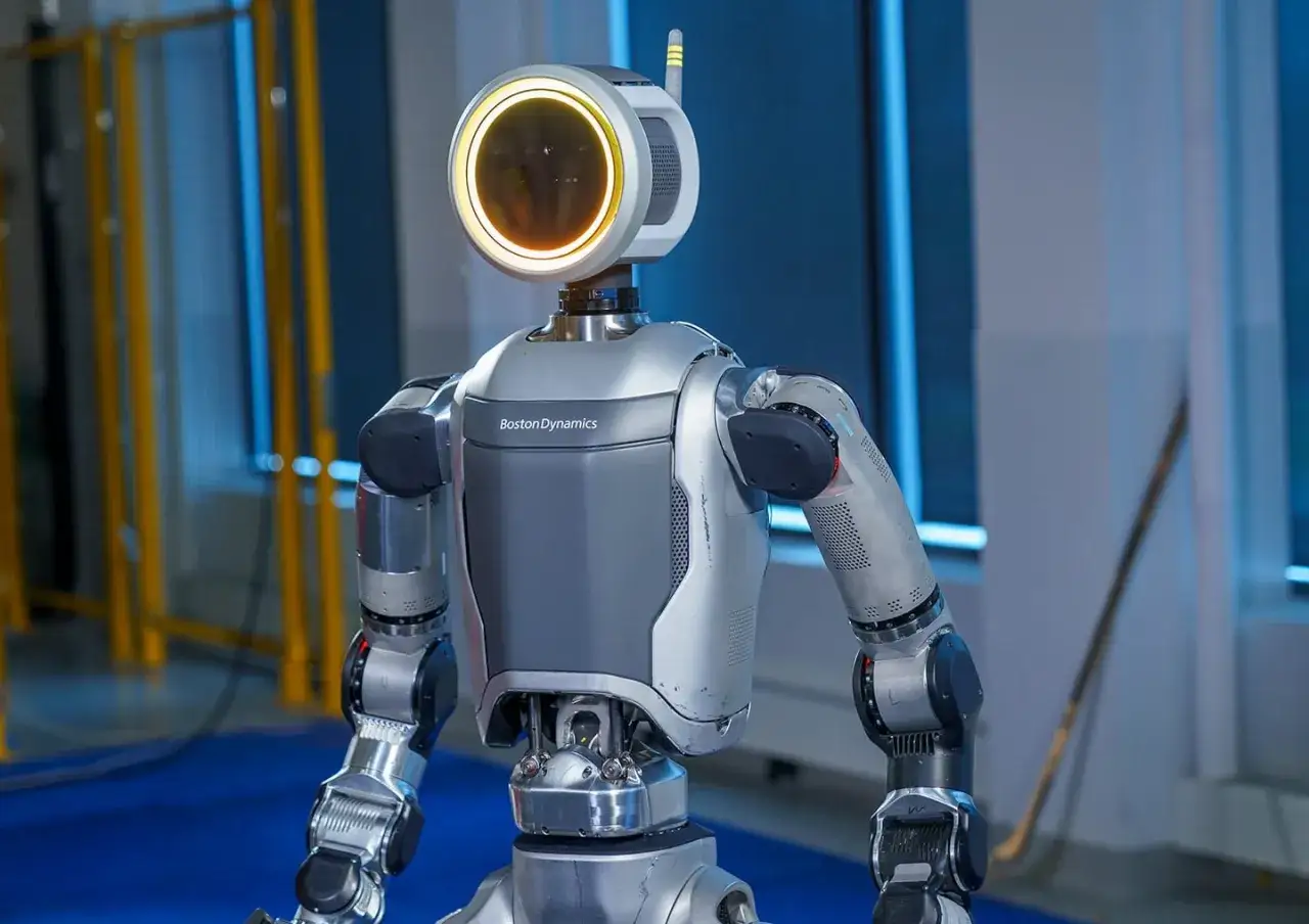 Nowoczesne roboty humanoidalne Boston Dynamics z podświetlaną głową.