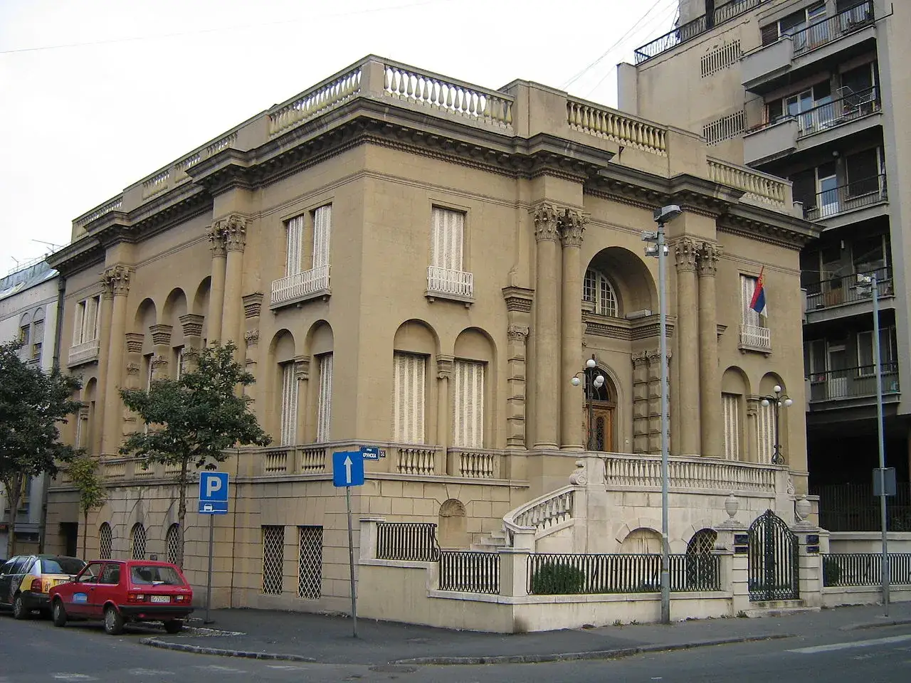Elegancki budynek, dawniej muzeum Tesli, z kolumnami i łukowymi oknami.
