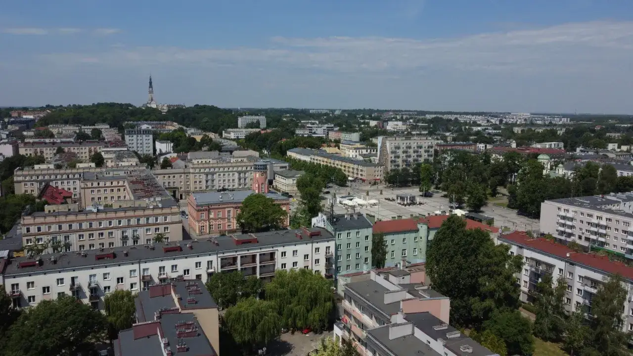 Widok na Częstochowę z lotu ptaka. Widać zabudowania mieszkalne i Jasną Górę. Analiza cen mieszkań Częstochowa.