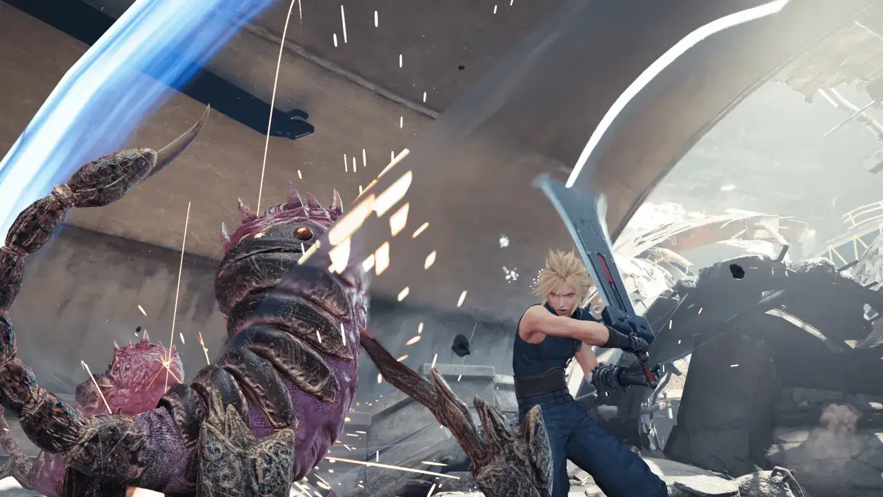 Cloud walczy z potworem w Final Fantasy 7 Remake PC. W tle widać zniszczone otoczenie i niebieski promień energii.