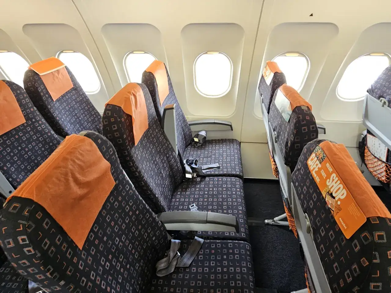 Puste siedzenia w samolocie easyJet. Szybka odprawa online to klucz do komfortowej podróży.