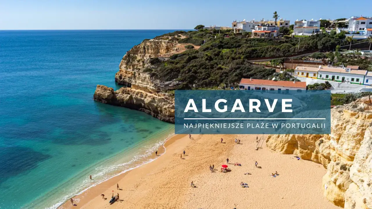 Słoneczna plaża z turkusową wodą i klifami. **Algarve atrakcje** to raj dla miłośników słońca i pięknych widoków.