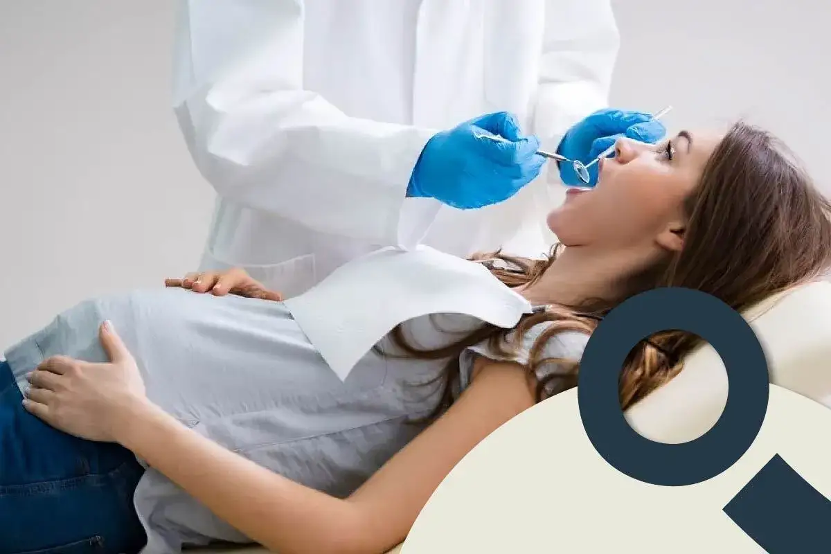 Visita dentistica per una donna incinta. Attenzione alla carie in gravidanza per una salute orale ottimale.