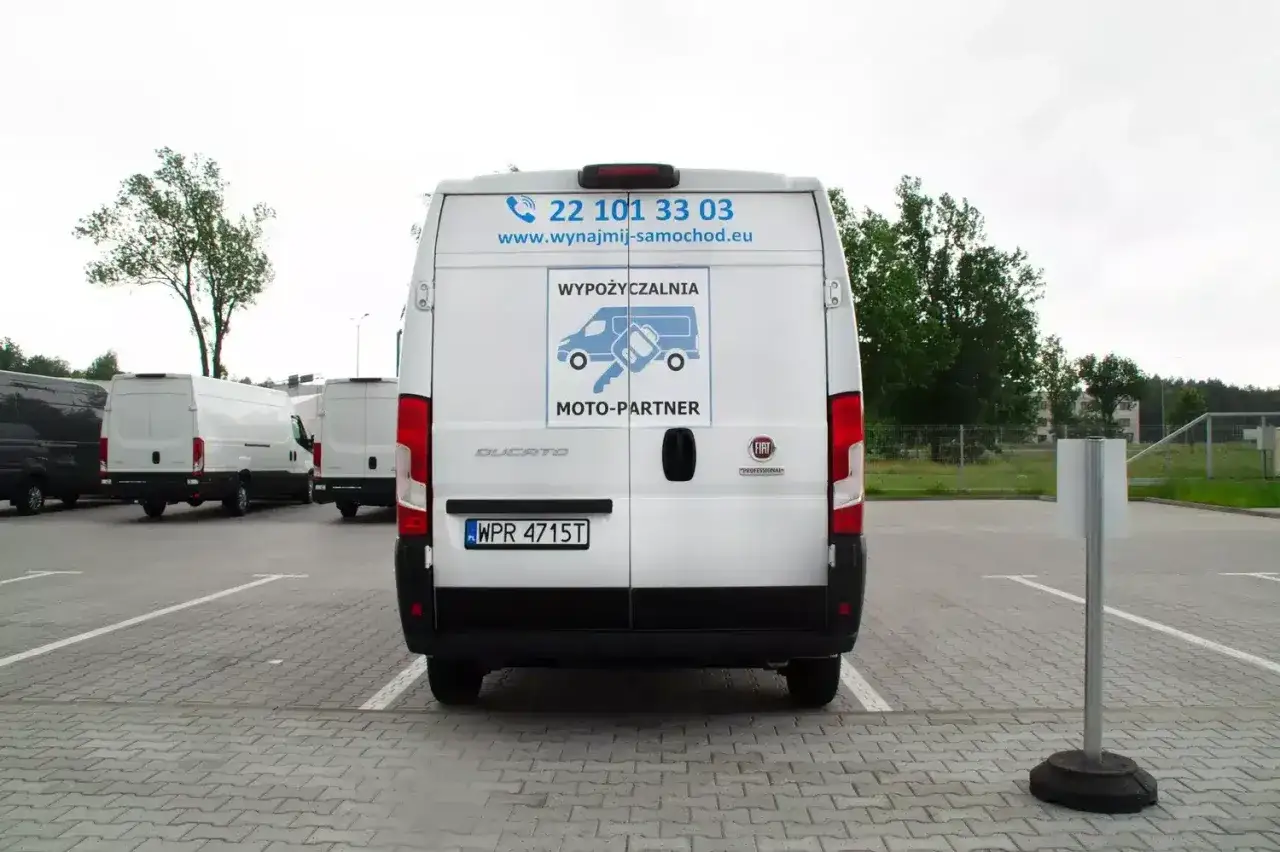 Biały bus z napisem