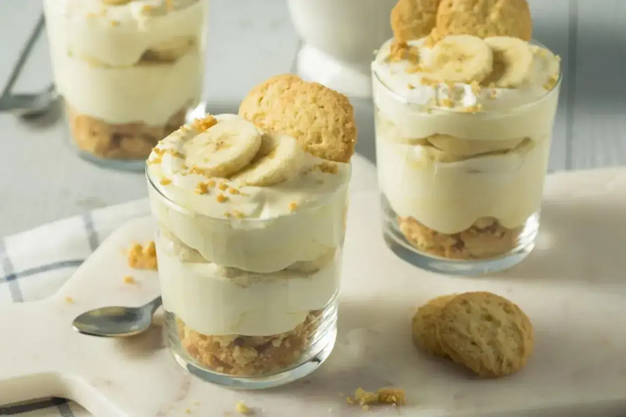 Warstwowy deser bananowy w szklankach, z ciasteczkami i kremem. Idealny deser bananowy przepis.