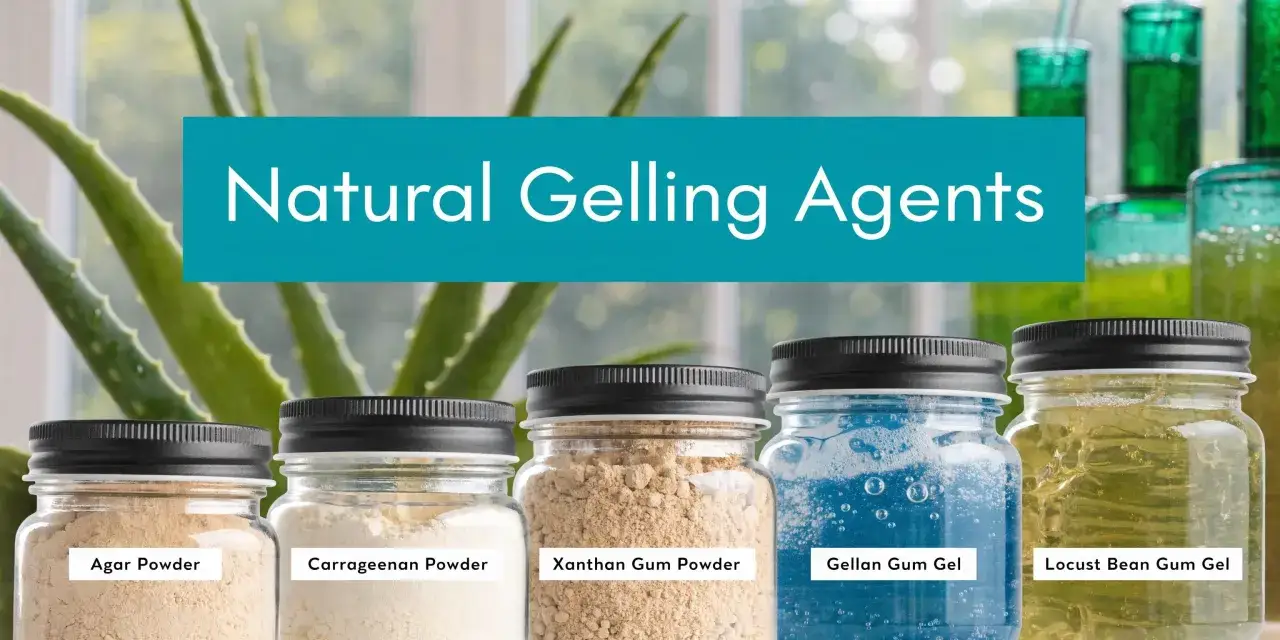 Fünf Gläser mit natürlichen Geliermitteln: Agar, Carrageen, Xanthan, Gellan und Johannisbrotkernmehl-Gel. Rotalgenextrakt als Geliermittel ist hier vertreten.