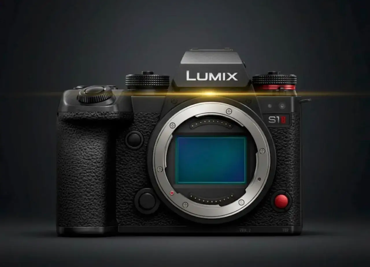 Profesjonalny aparat Lumix S1R. Zadbaj o jego bezpieczeństwo dzięki ubezpieczeniu aparatu fotograficznego.