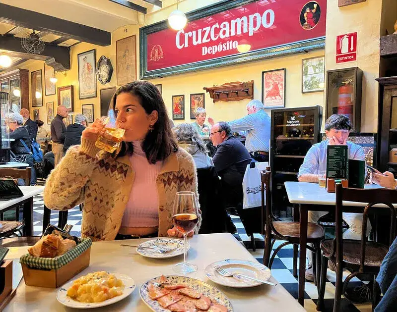 interior de un bar de tapas tradicional español lleno de gente