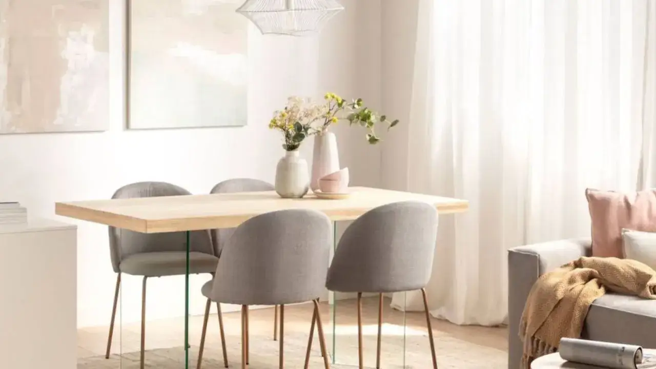 Ideas para decorar mesa comedor rectangular: centro de mesa con jarrones y flores, sillas grises modernas y arte abstracto en la pared.