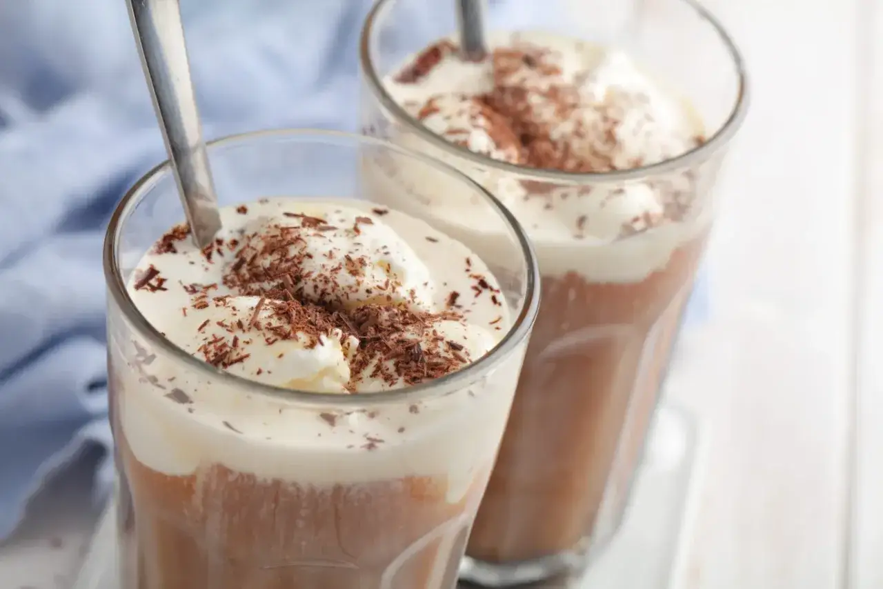 Dwa pyszne drinki Monte z bitą śmietaną i czekoladowymi wiórkami, gotowe do degustacji.