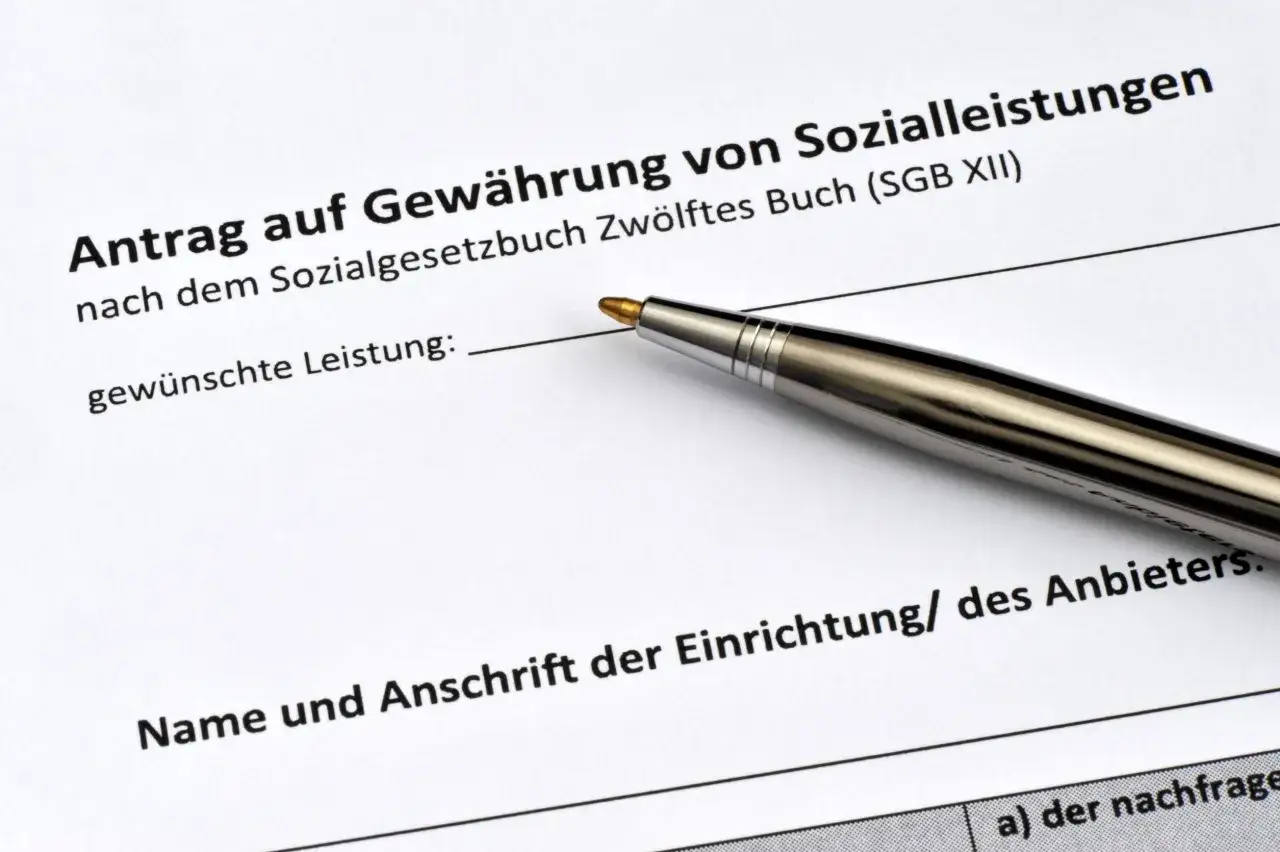 Antrag auf Sozialleistungen mit Stift. Viele Menschen teilen ihre sozialbetrug erfahrungen, wenn sie solche Formulare ausf&uuml;llen.