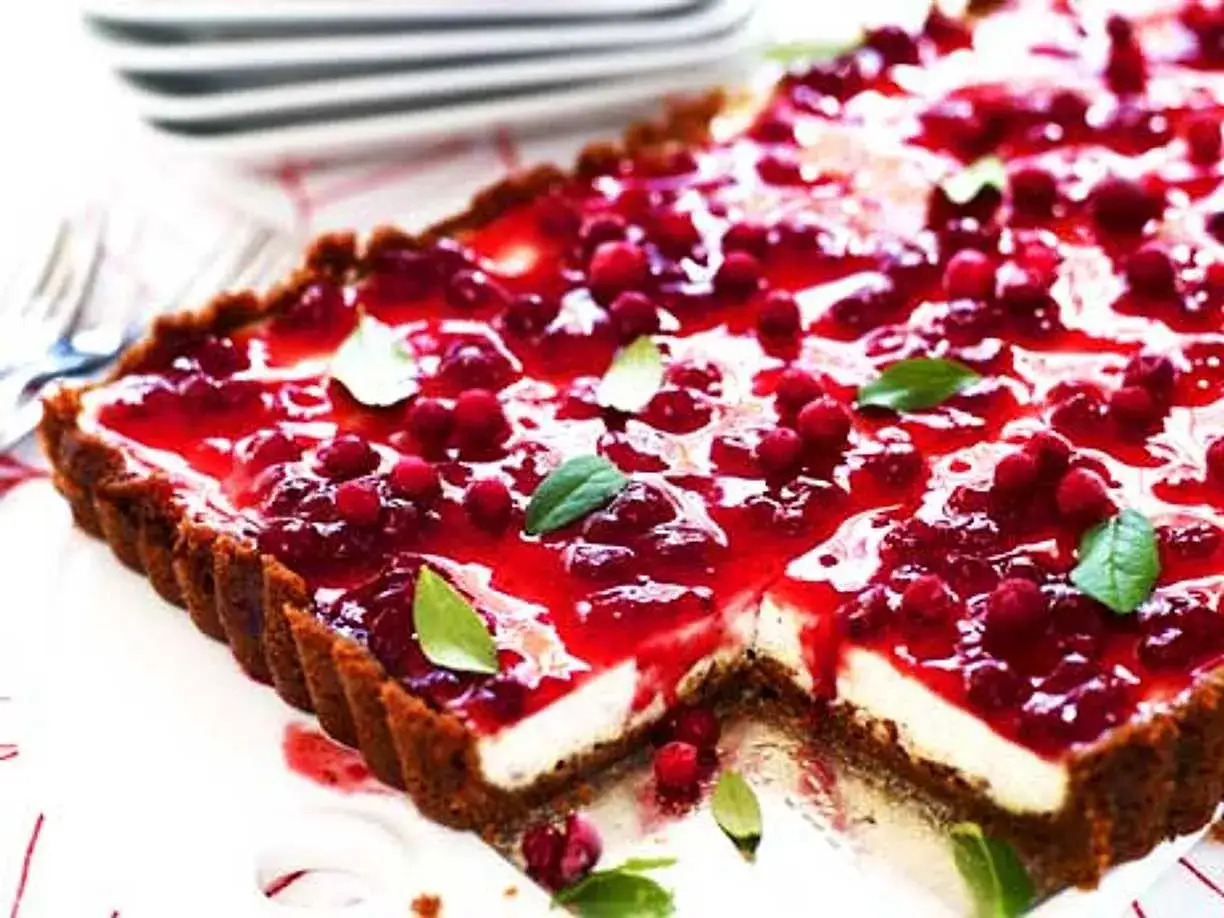 En saftig pepparkakscheesecake med en h&auml;rlig topping av lingon och en klick gr&auml;dde. Perfekt f&ouml;r fikat!