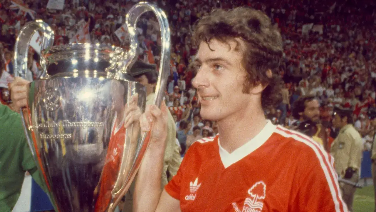 Piłkarz Nottingham Forest z Pucharem Europy. Klub ten dwukrotnie wygrał Ligę Mistrzów.